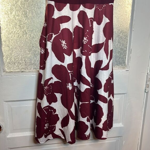 Moyabo Women’s Dark Red and White Floral Knee Length Criss Cross Neckline M - Picture 5 of 6
